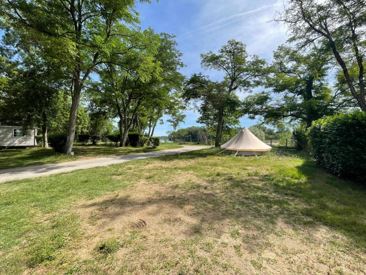 Camping Les Portes De Sancerre Сент-Сатюр Экстерьер фото