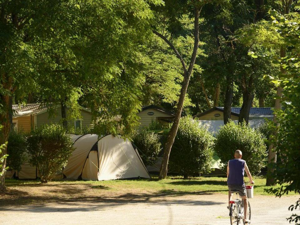 Camping Les Portes De Sancerre Сент-Сатюр Экстерьер фото