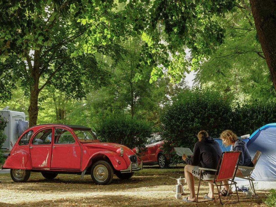 Camping Les Portes De Sancerre Сент-Сатюр Экстерьер фото